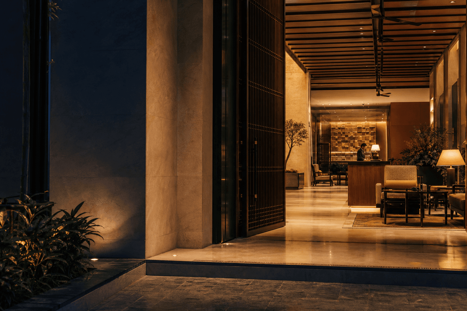 مدخل الفندق المعاصر مضاء دفئاً في الليل